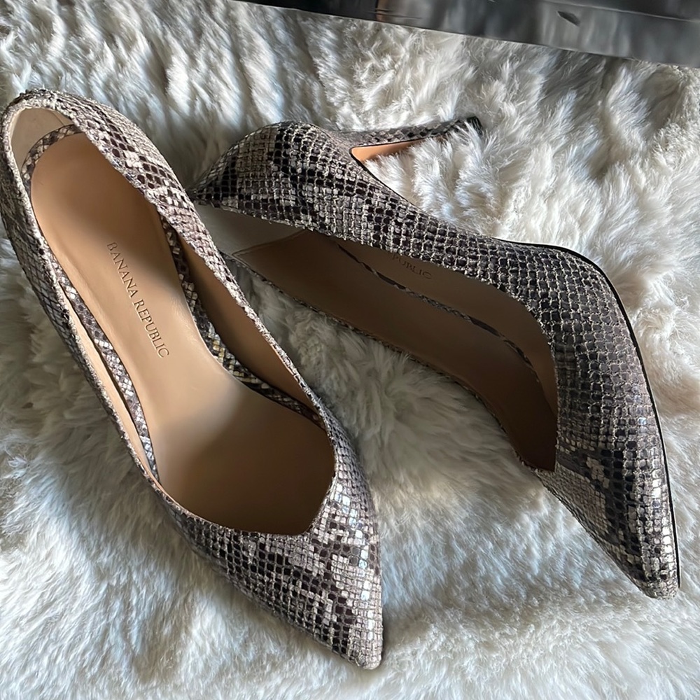 Banana Republic snake skin pointed pumps